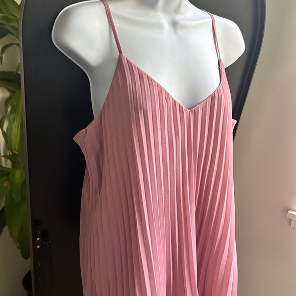Flowy Pink Pleated Spaghetti Strap Top - Picture 3 of 6